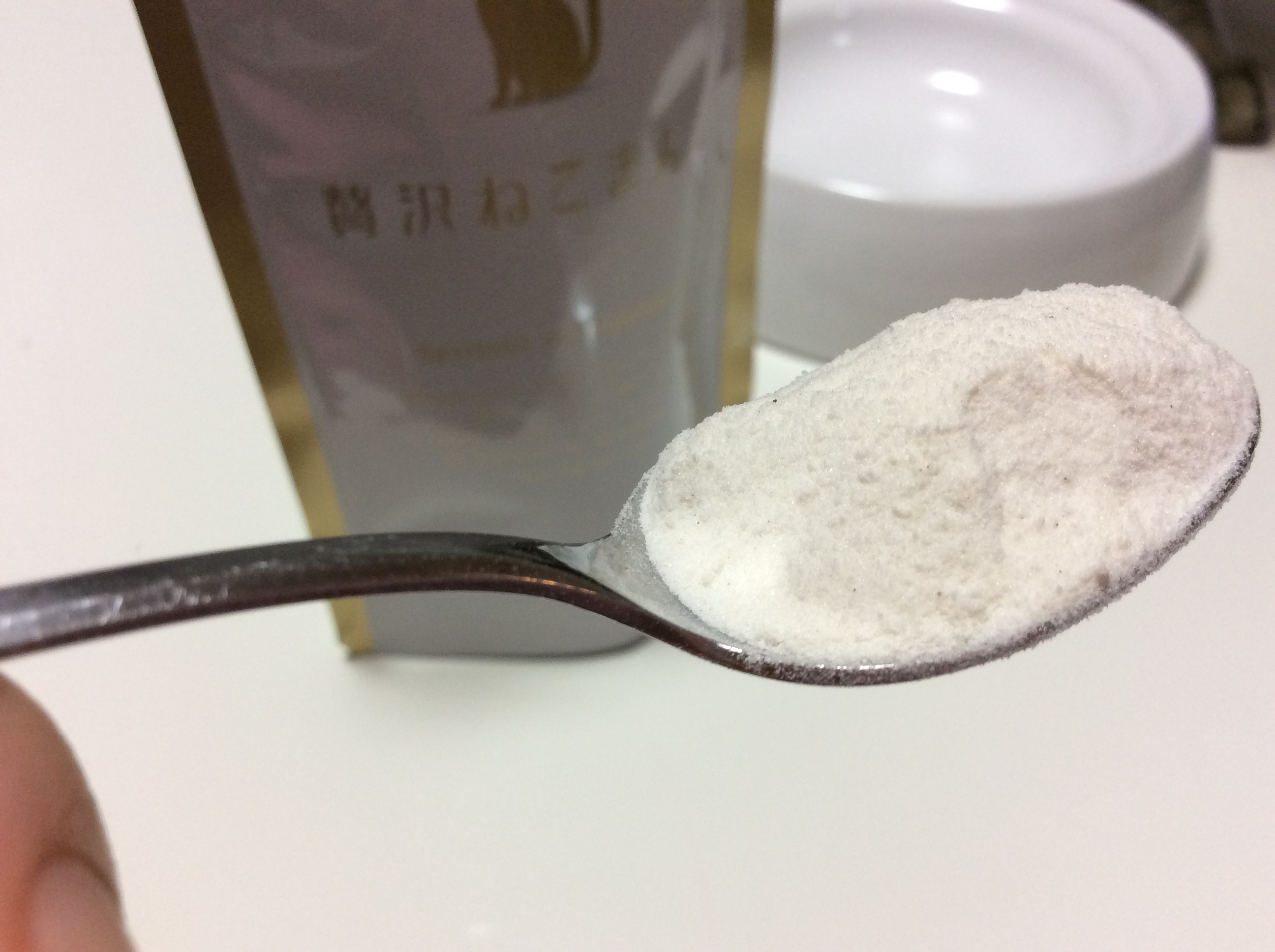 贅沢ねこまんまスプーンで混ぜるの図